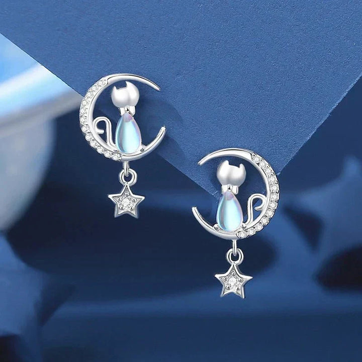 Earrings made of 925 sterling silver with a cat, moon, and star, set with zirconia.