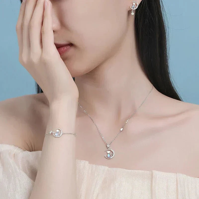 Earrings made of 925 sterling silver with a cat, moon, and star, set with zirconia.