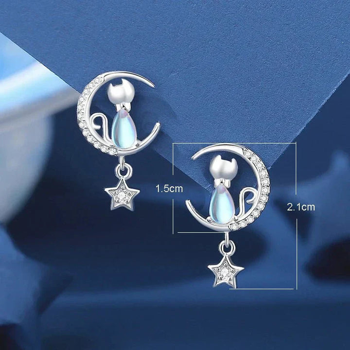 Earrings made of 925 sterling silver with a cat, moon, and star, set with zirconia.