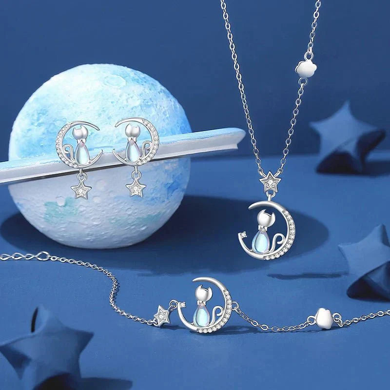 Earrings made of 925 sterling silver with a cat, moon, and star, set with zirconia.