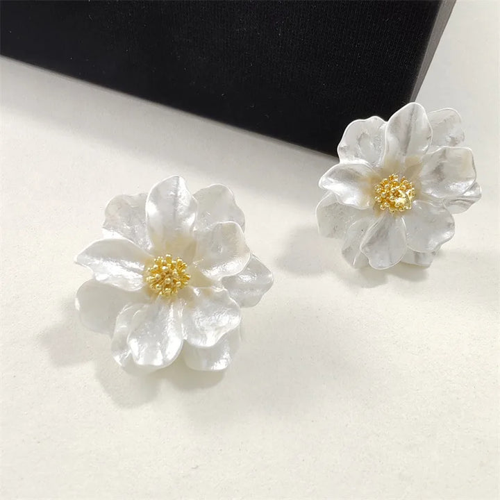 Chic Flower-Button Earrings in White Acrylic