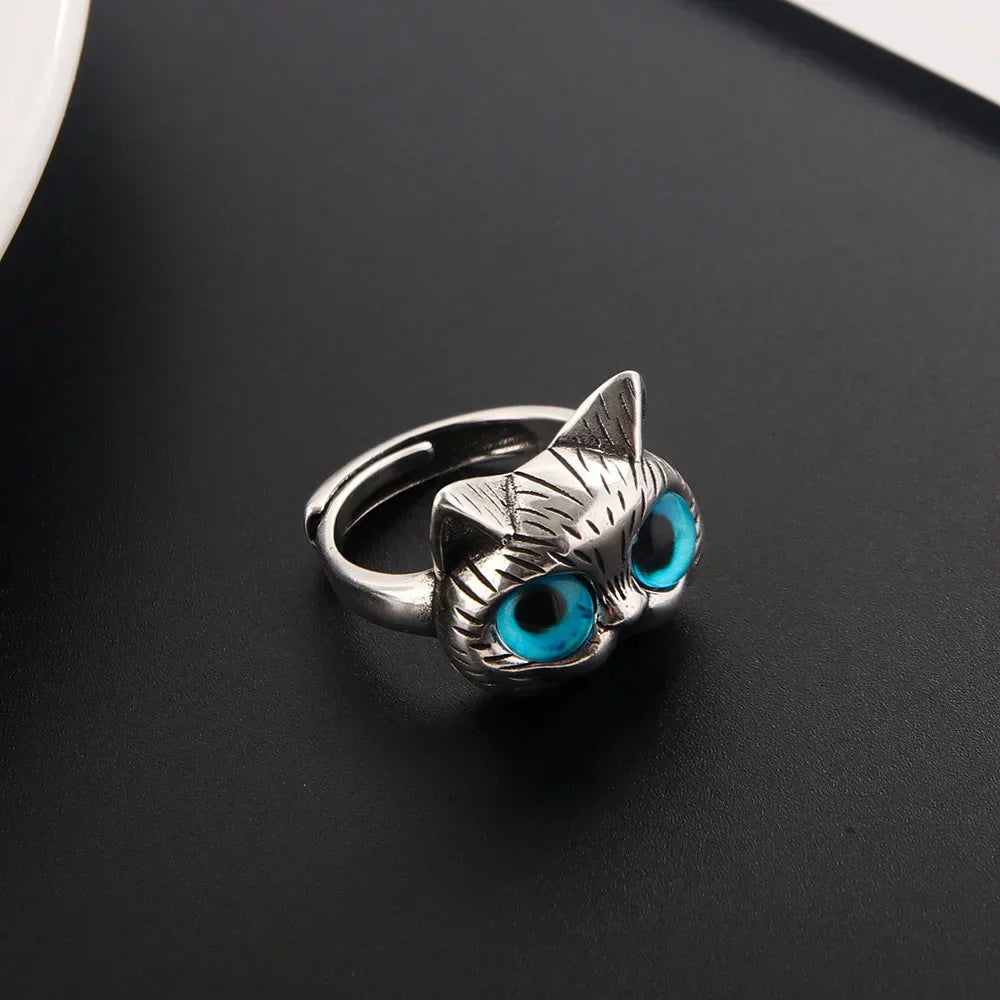 Ring with Blue-Eyed Cat – Playful Vintage Silver Ring for Cat Lovers