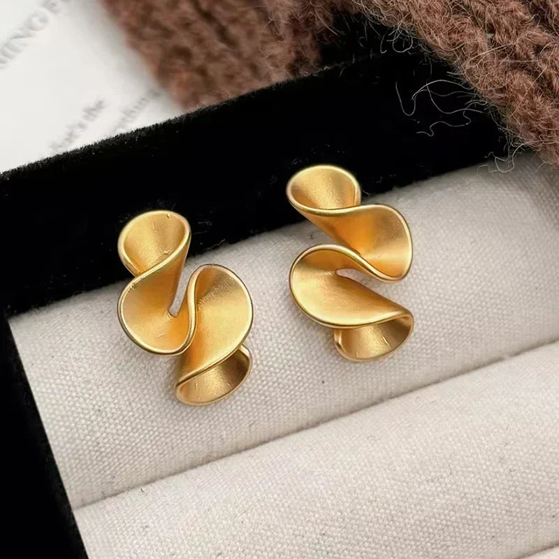 Flower-shaped earrings made of silver and 18K gold