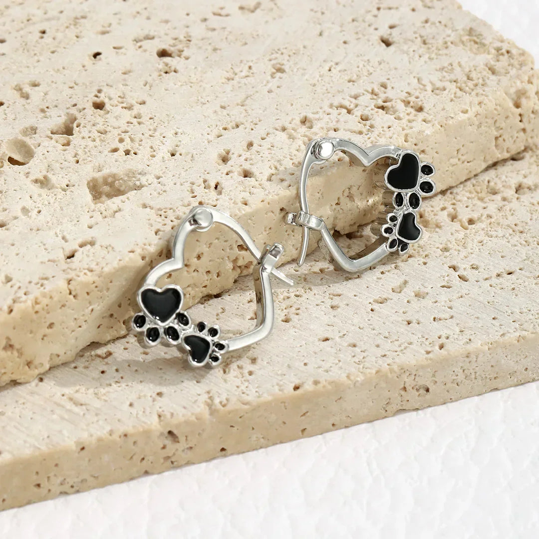 Huggie earrings heart and black enamel.