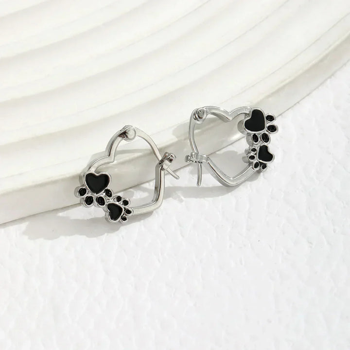 Huggie earrings heart and black enamel.