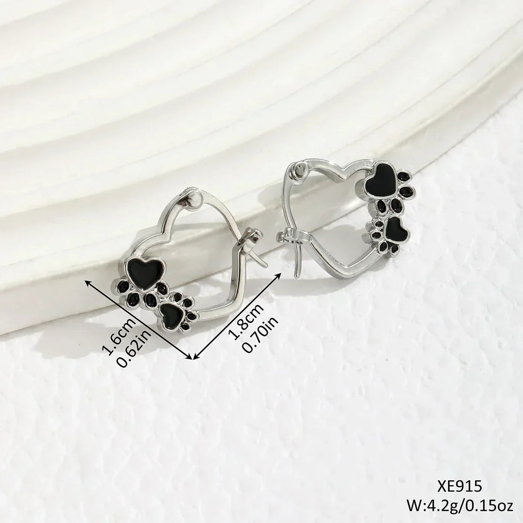 Huggie earrings heart and black enamel.