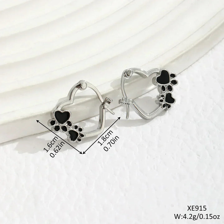 Huggie earrings heart and black enamel.