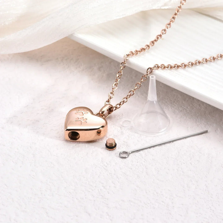 Memorial Necklace for Pets – Heart-Shaped Pendant with Paw Print