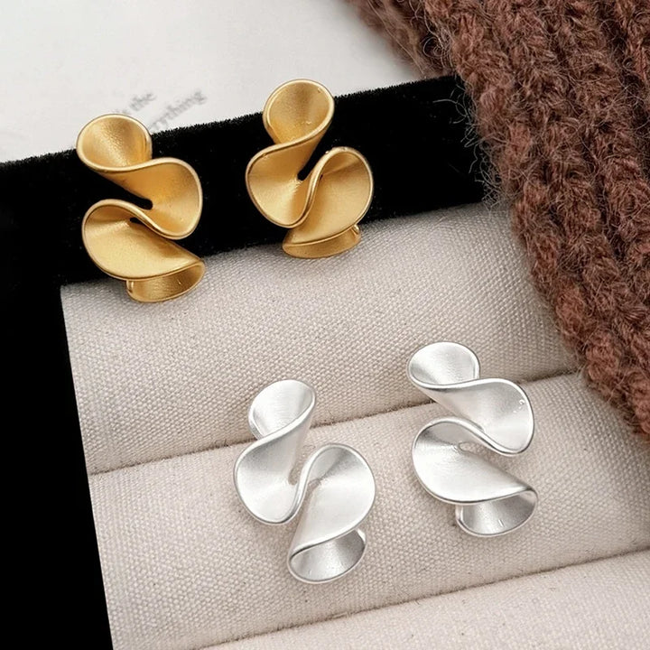 Flower-shaped earrings made of silver and 18K gold