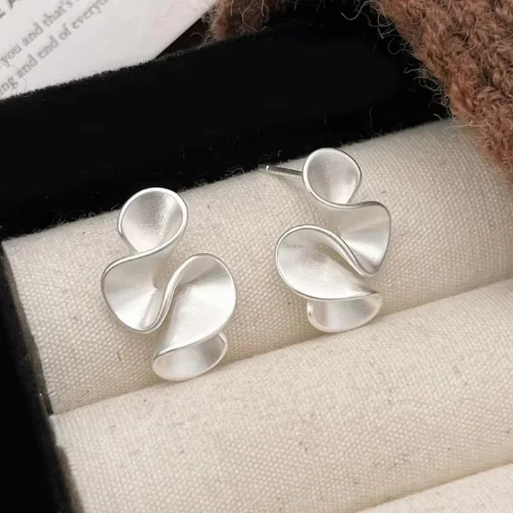 Flower-shaped earrings made of silver and 18K gold