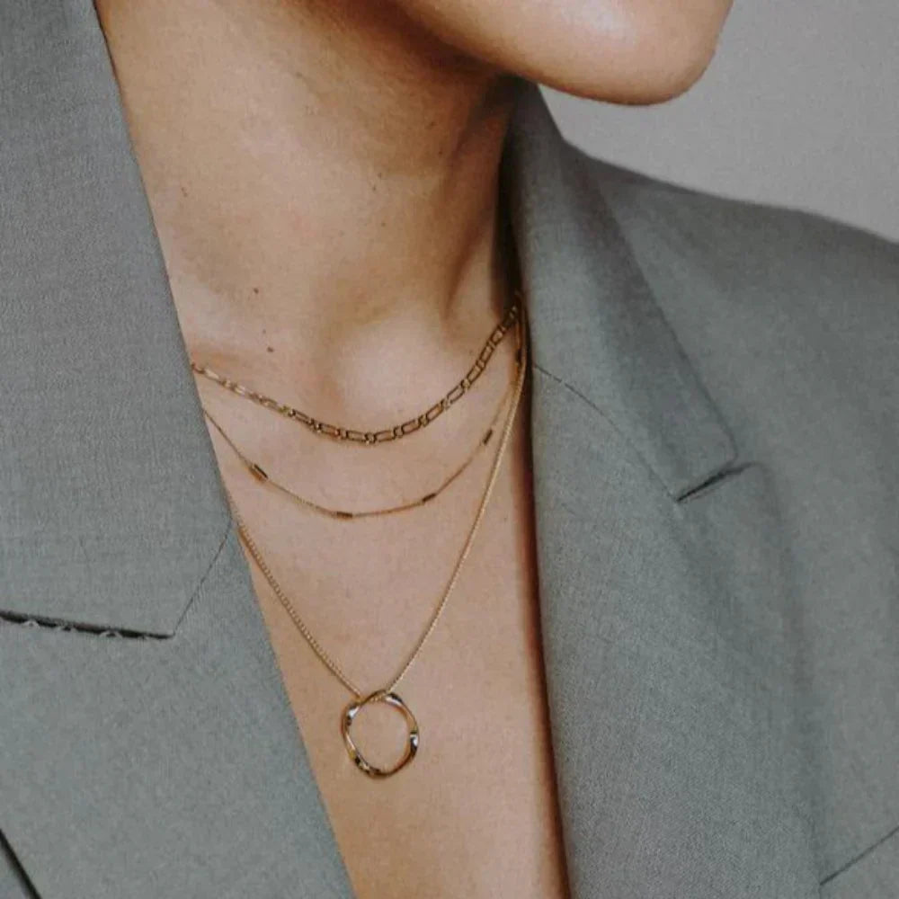 Open Circular Necklace with Three Rows of Gold
