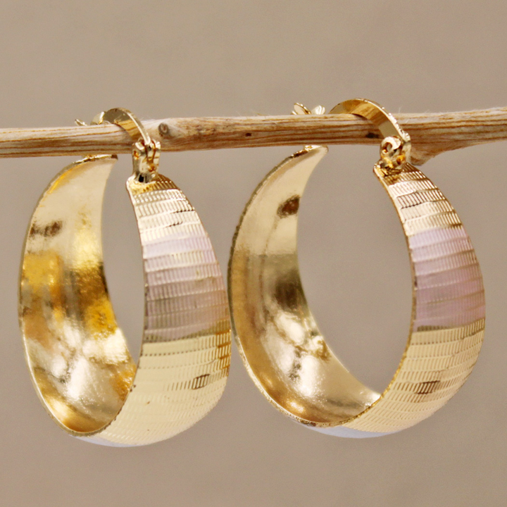 Luxurious, refined gold earrings