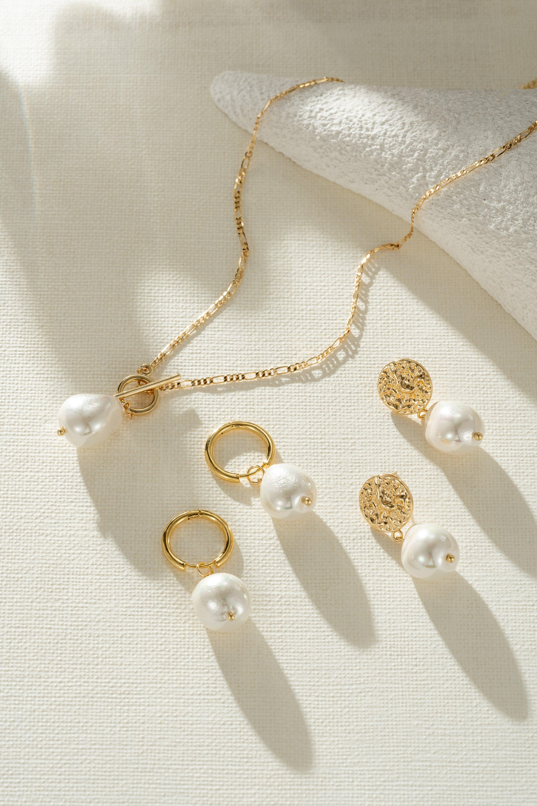 Elegant Necklace with a Golden Pearl
